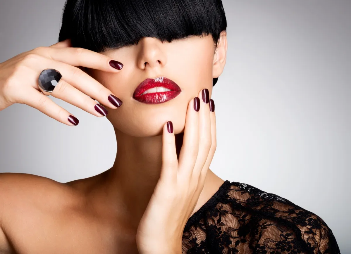 موضة طلاء الاظافر الداكن- الصورة من Freepik 