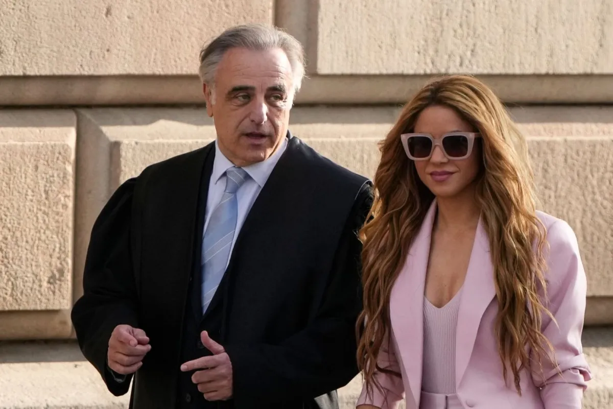 شاكيرا مع محاميها باو مولينز (Shakira with her lawyer Pau Molins). مصدر الصورة: Pau BARRENA / AFP