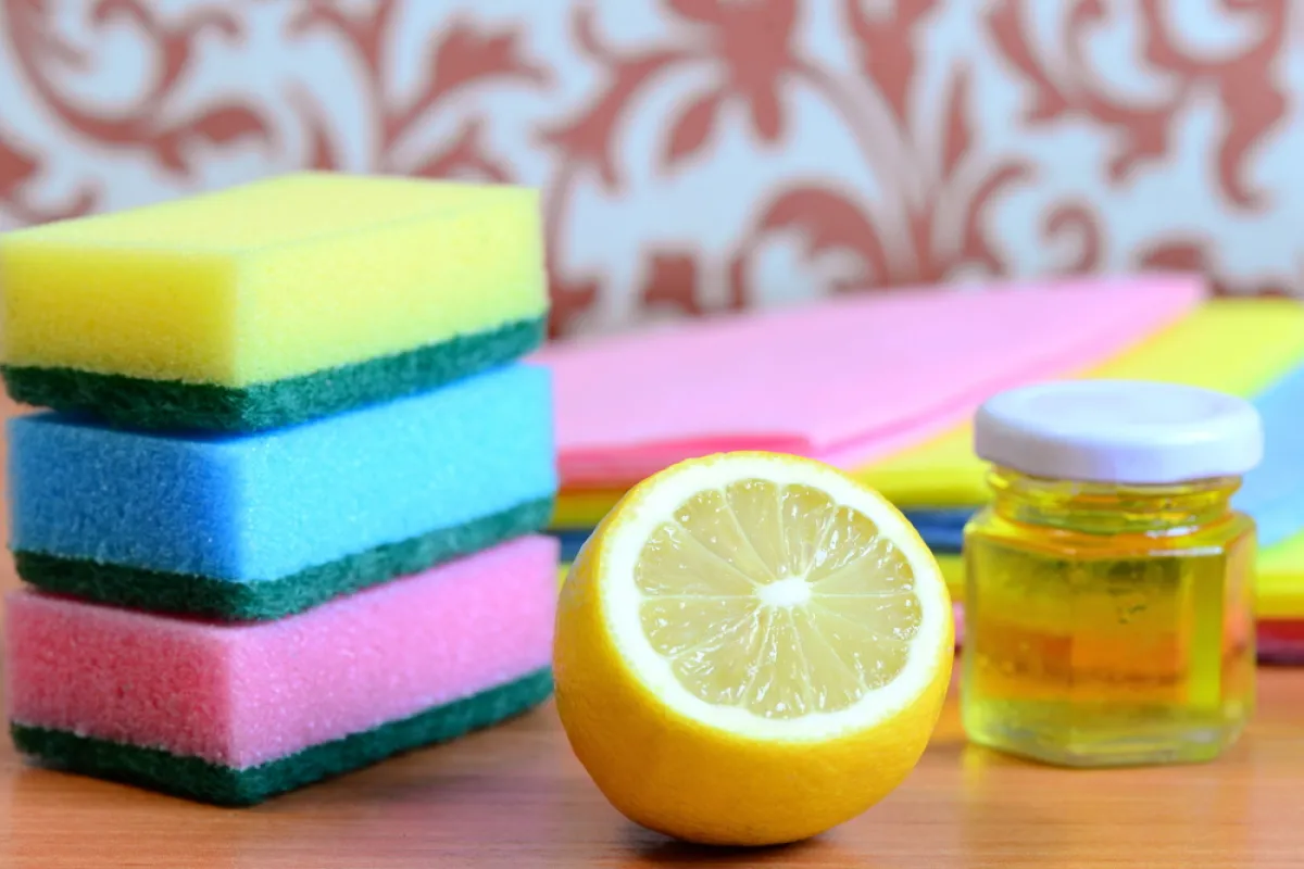 زيت الزيتون يُنظّف الخشب 