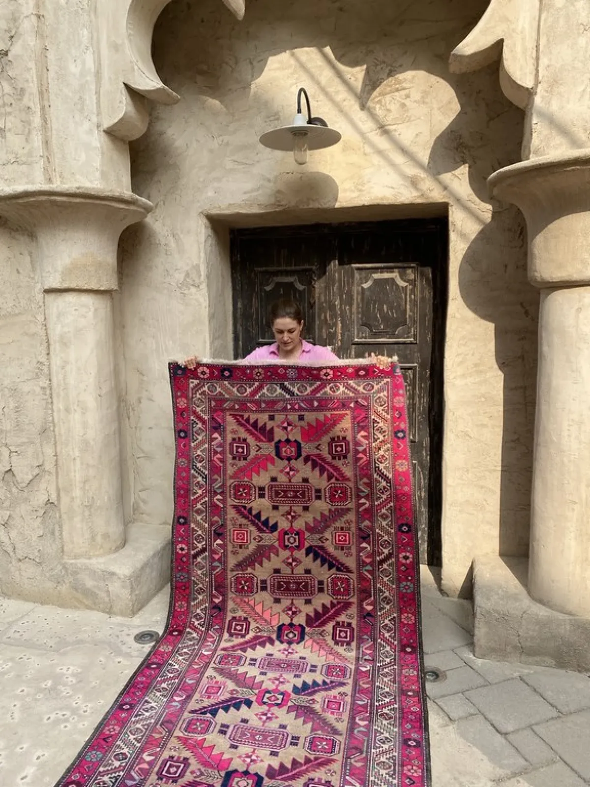 للمصممة الأسترالية ميليندا كيلي قصة مع السجاد القديم