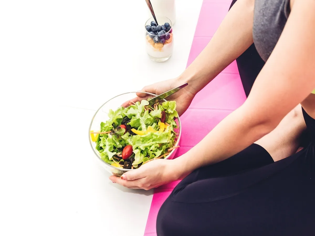 صورة لامرأة تتناول الطعام الصحي