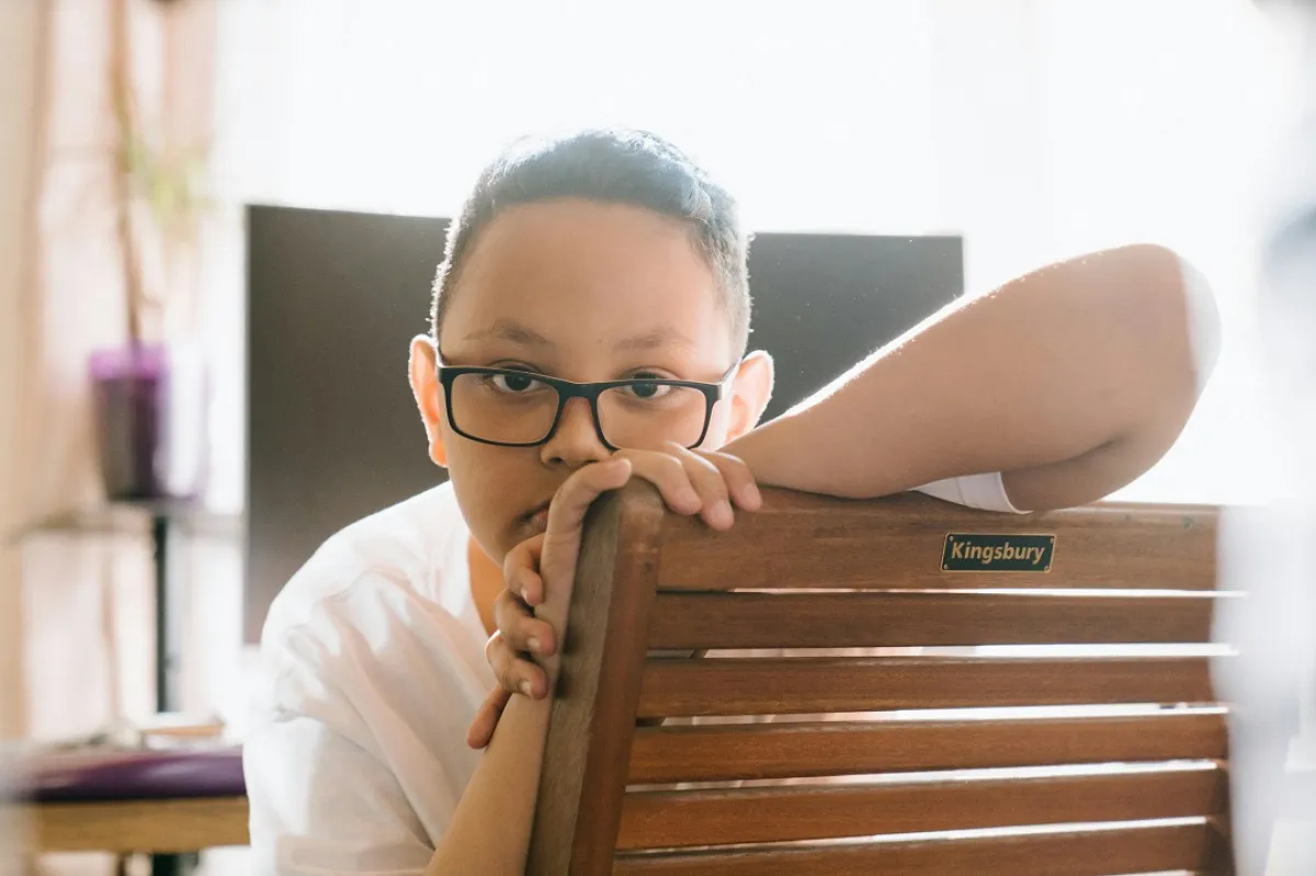 صورة لطفل حزين