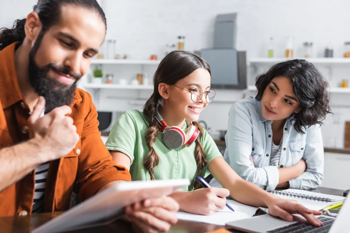 صورة عائلية تظهر التمييز بين الأبناء