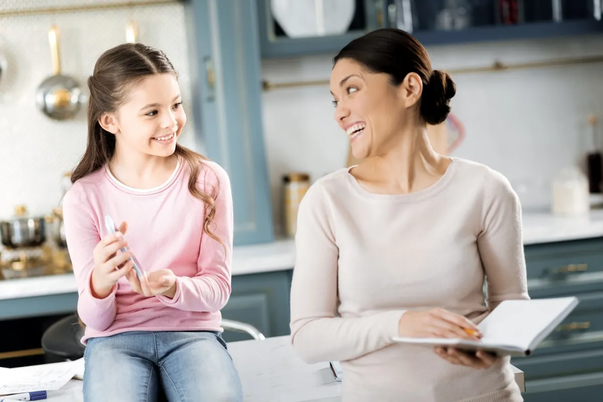 صورة لأم وابنتها وتواصل جميل