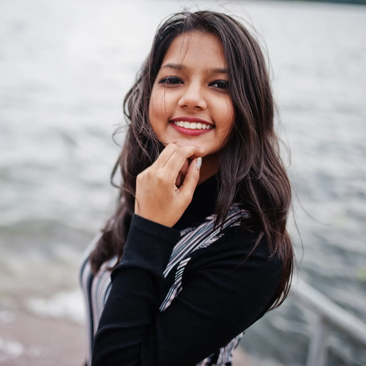 صورة لمراهقة تبتسم