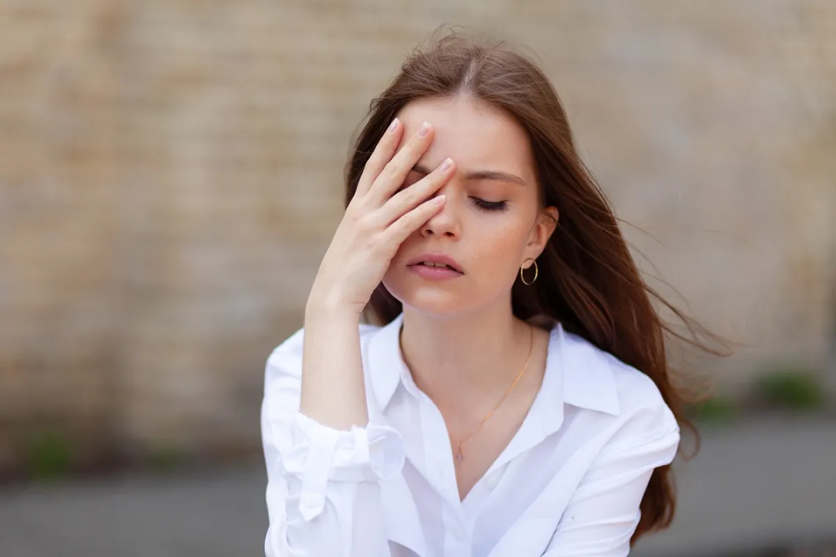 صورة لمراهقة حائرة الفكر