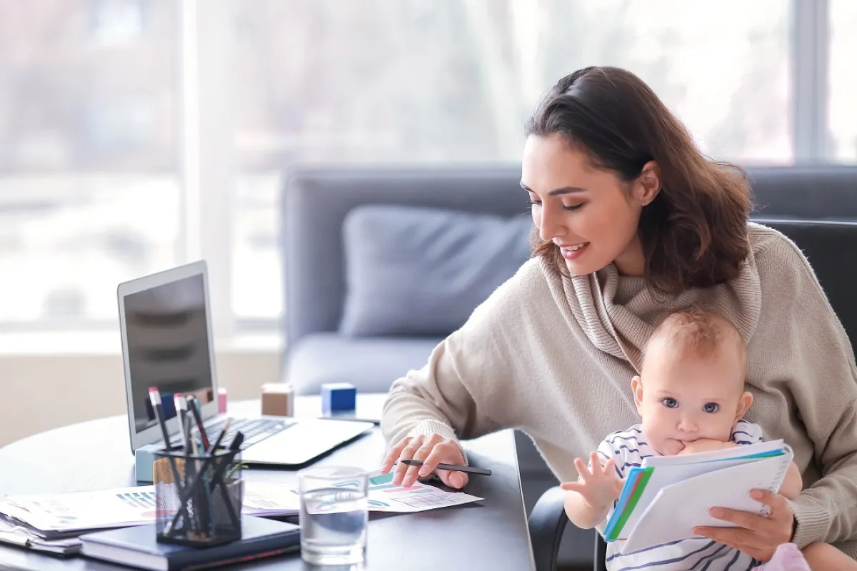 صورة لأم تجلس أمام شاشة النت  