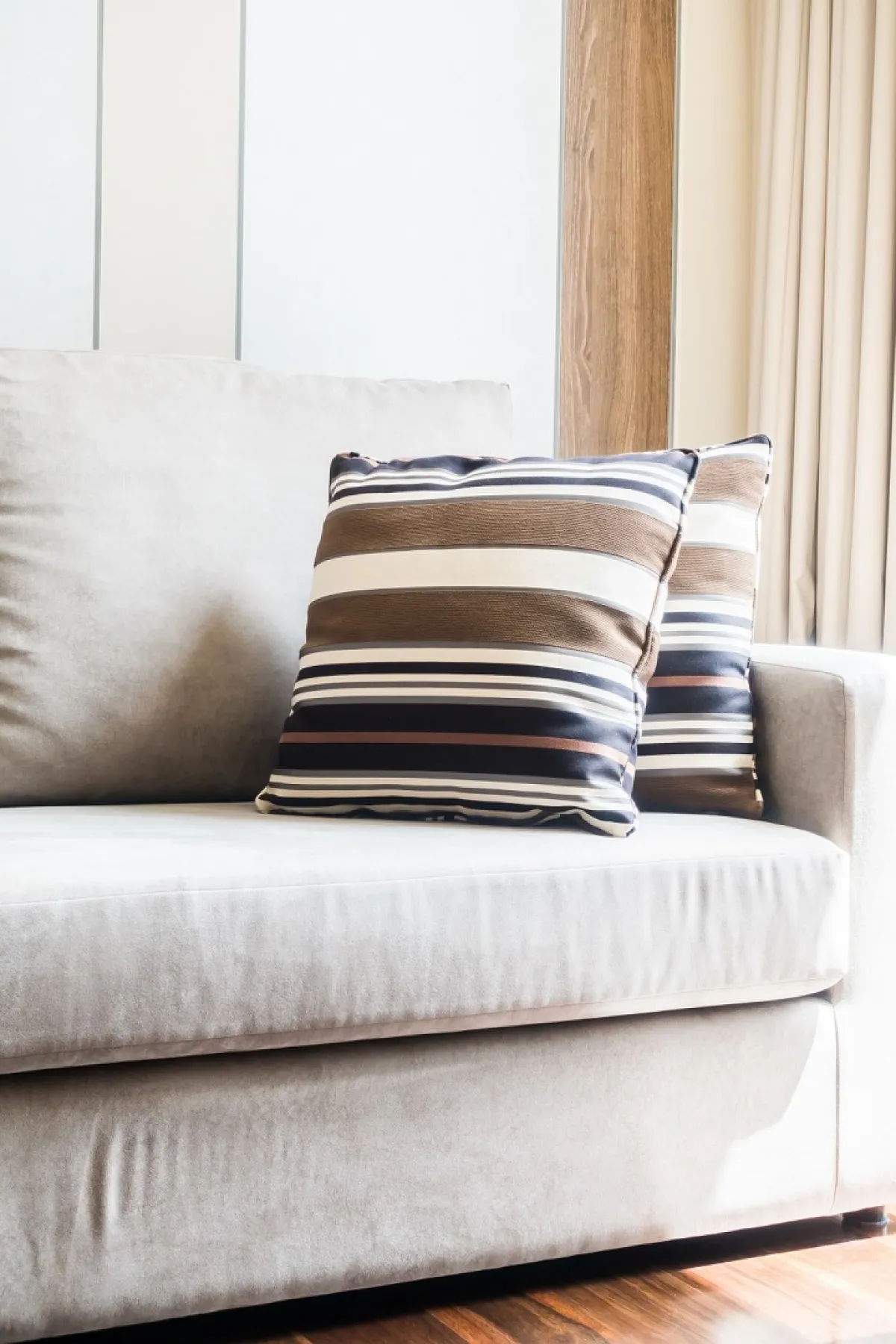 زوجان من الوسائد على الأريكة