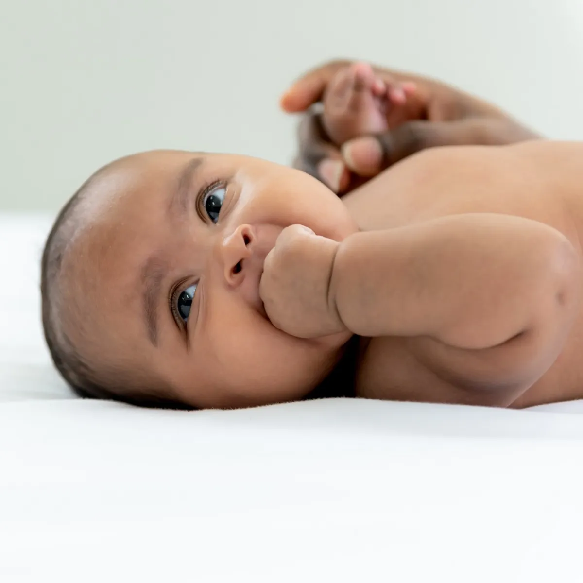 طفل يضع يده في فمه جوعا