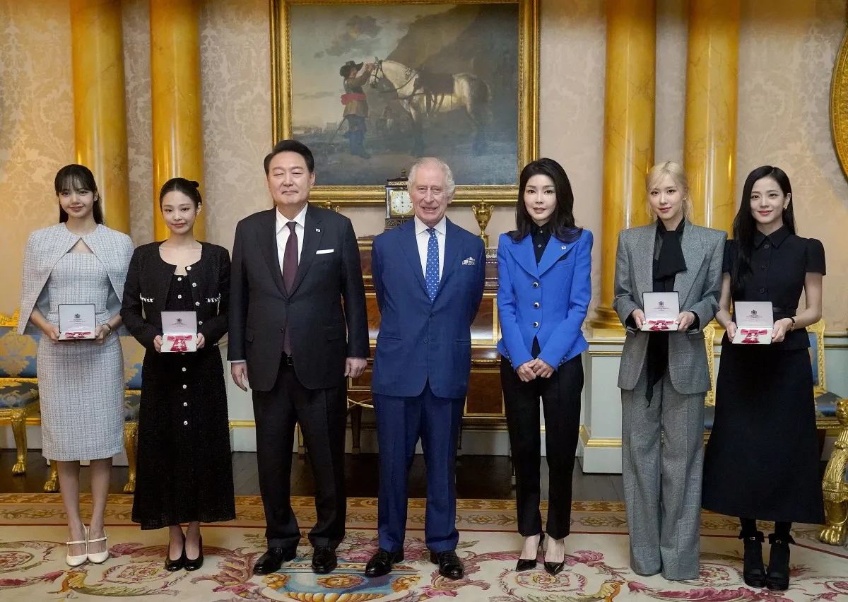 الملك تشارلز برفقة الرئيس الكوري الجنوبي وزوجته  King Charles with South Korea's President Yoon Suk Yeol and South Korea's First Lady Kim Keon Hee (مصدر الصورة:  Victoria Jones / POOL / AFP)