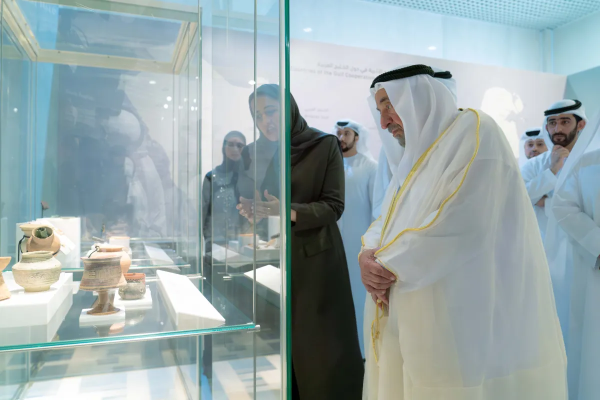 حاكم الشارقة أثناء تجوله بالمعرض. الصورة من مكتب الشارقة الإعلامي
