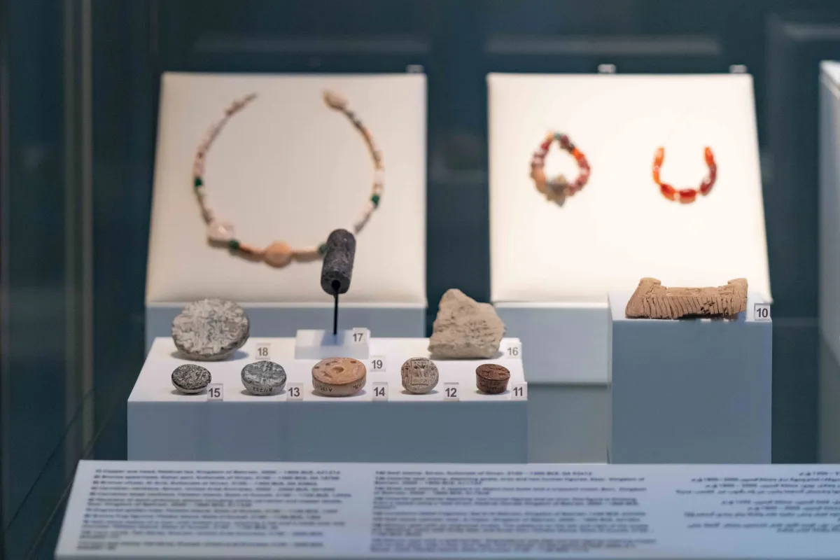 بعض مقتنيات المعرض. الصورة من مكتب الشارقة الإعلامي