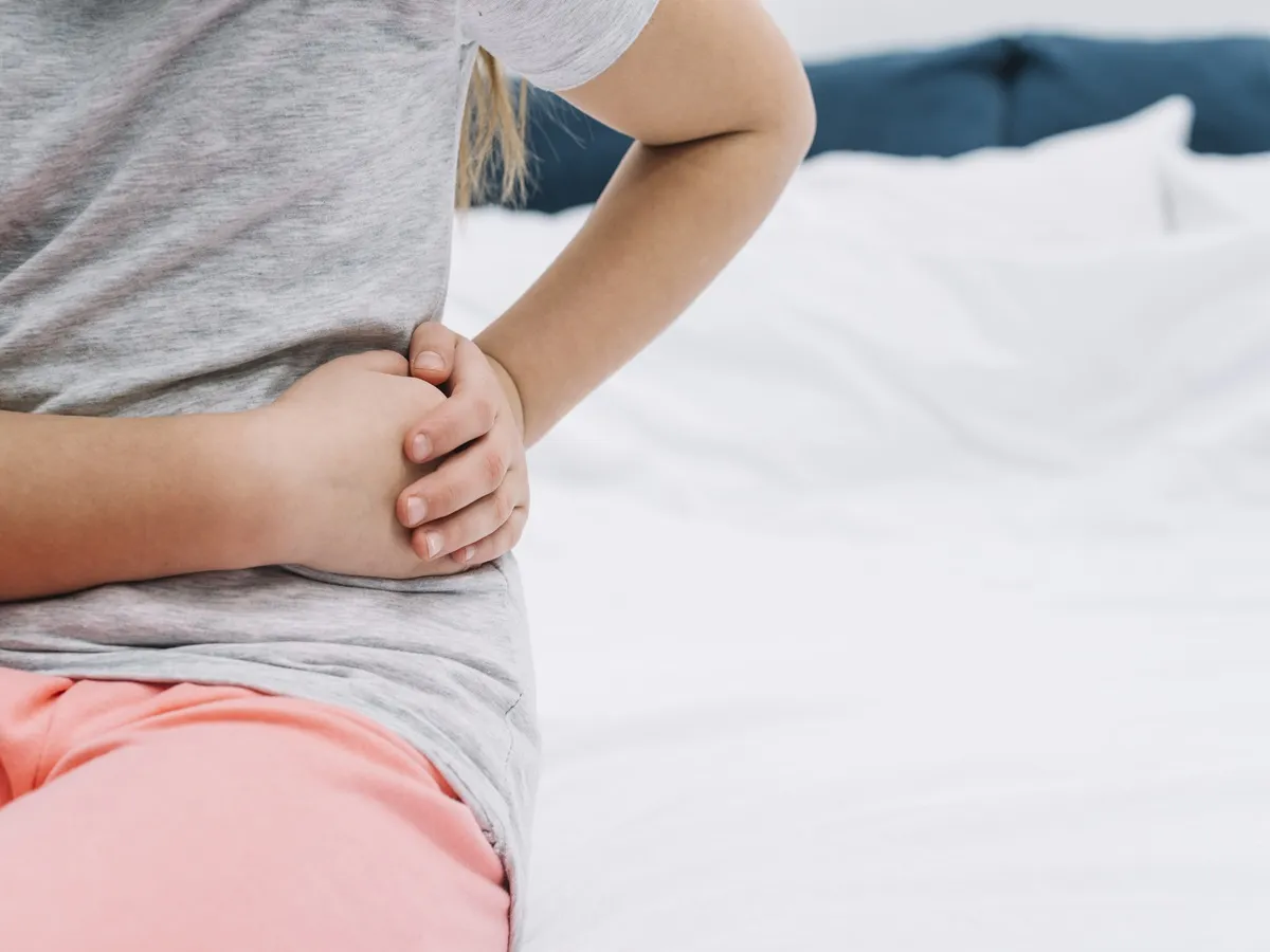 صورة لطفلة تشعر بألم في معدتها