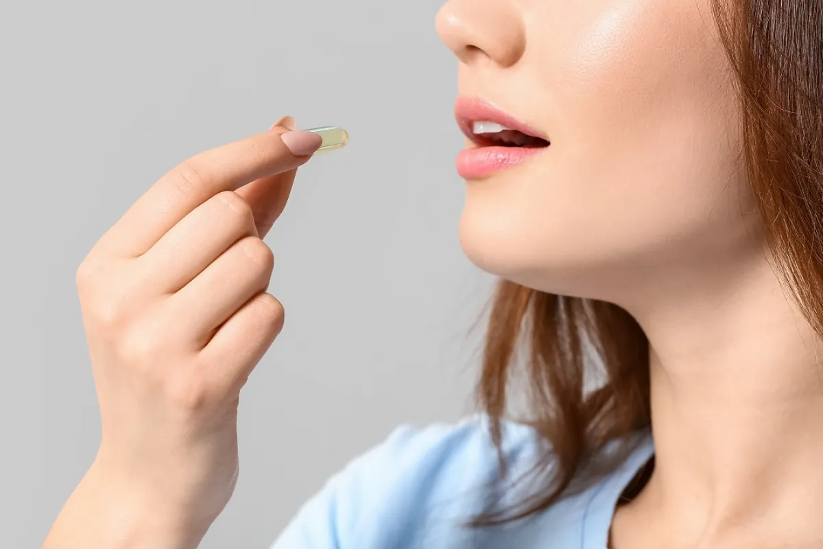 صورة لأمرأة تتناول الدواء