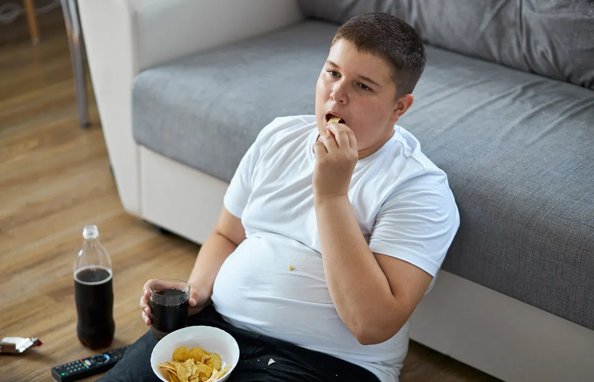 سمنة المراهقين وعلاجها لتجنّب الوقوع في مشاكل خطيرة مع اختصاصية تغذية (المصدر: Shutterstock)