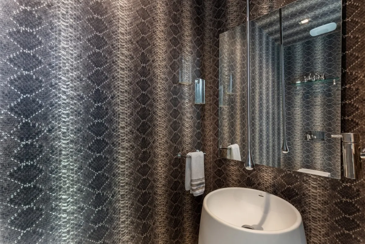 نقش الثعبان يبدو على ورق الجدران الذي يبطن الحمّام