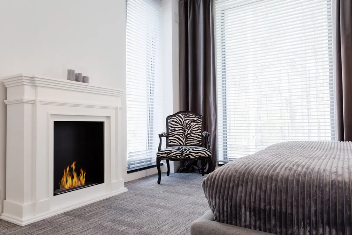 النقش الحيواني يحل على الأريكة الجانبية