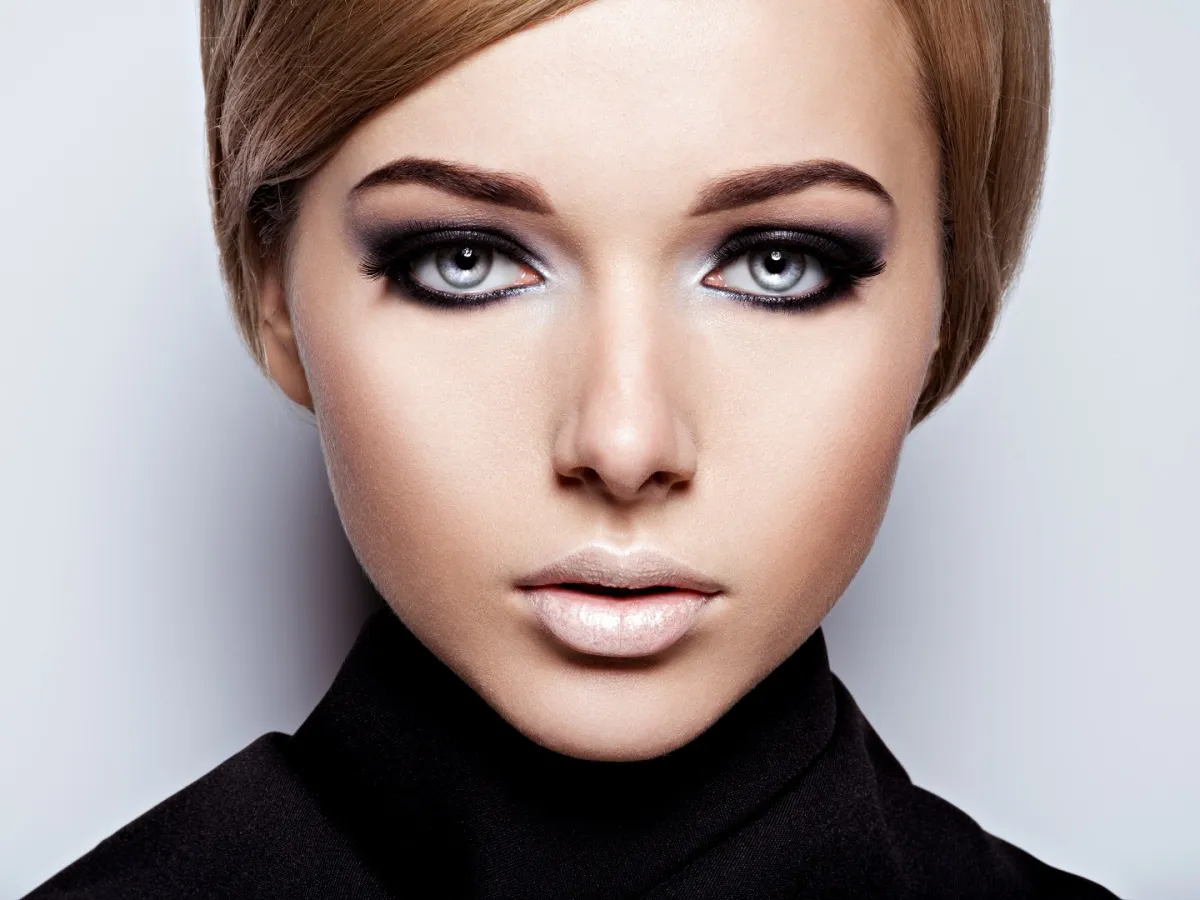 مكياج دراماتيكي للعيون الرمادية