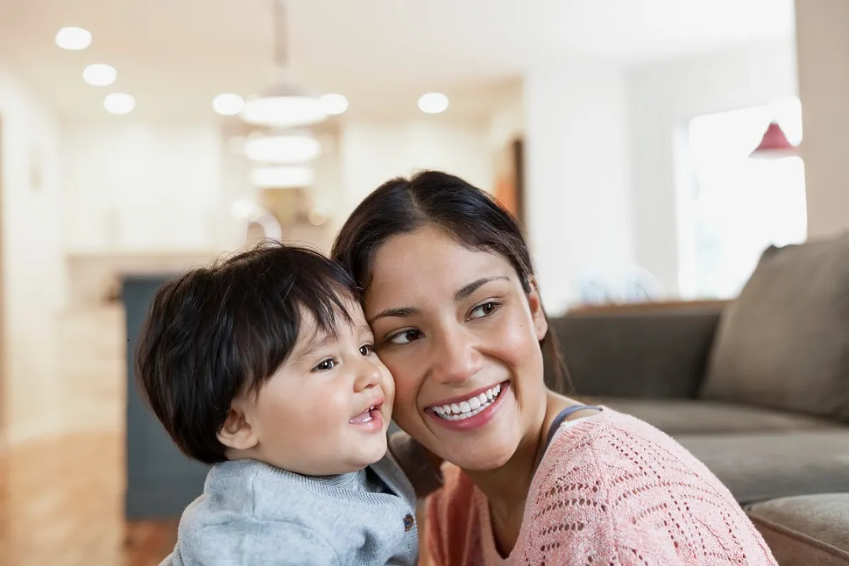 صورة لأم وطفلها يبتسمان