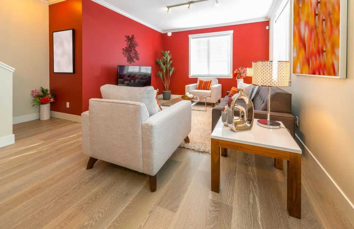 طلاء الجدران بالأحمر