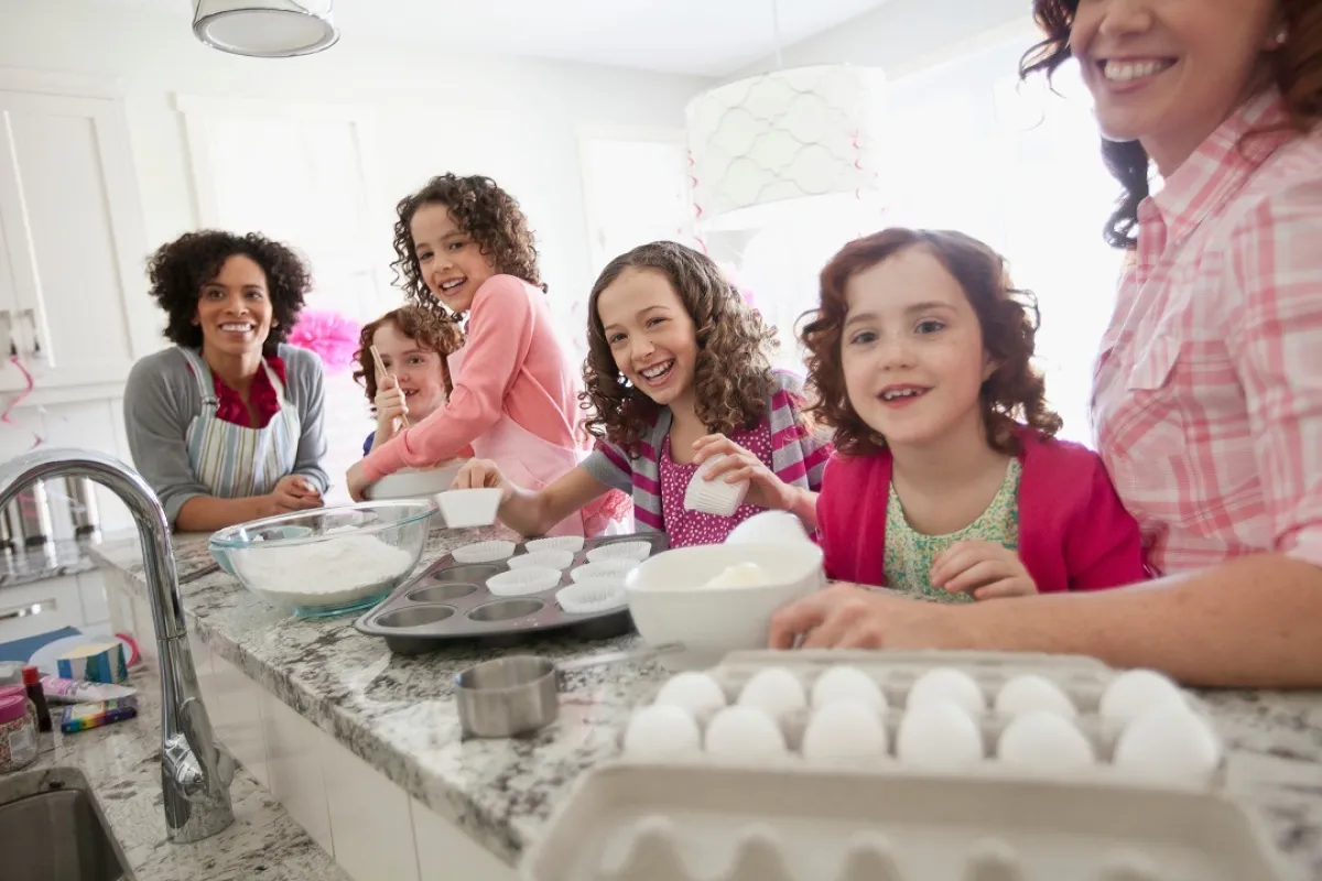 صورة لأمهات وبنات داخل المطبخ 