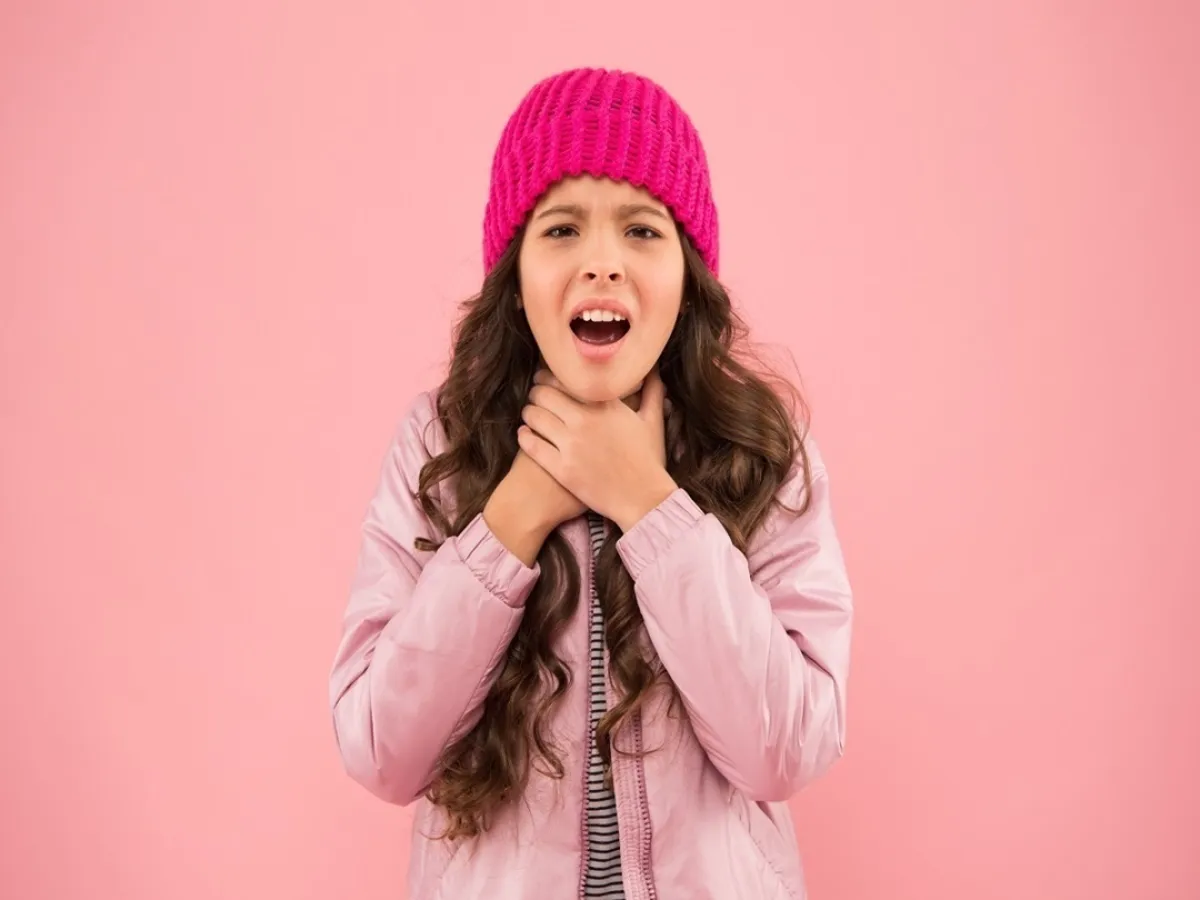 صورة لطفلة تشكو من آلام في الحلق