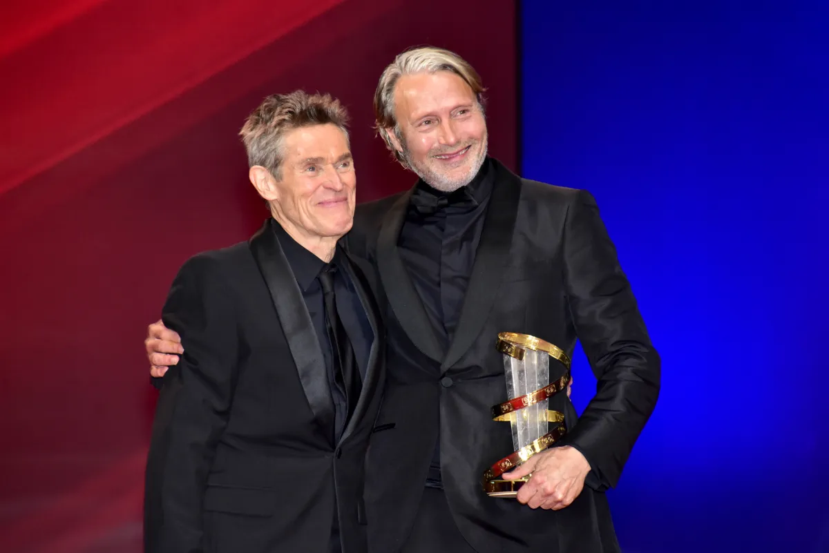 الممثل الأمريكي وليام دافو يقدم درع التكريم للممثل مادس ميكلسن