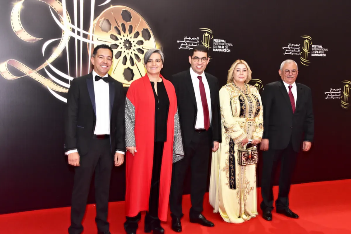 وزير الثقافة والشباب محمد بنسعيد مع مرافقيه وعناصر من المركز السينمائي المغربي
