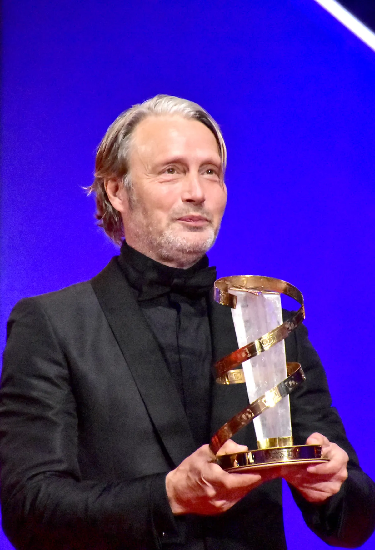 لحظة تكريم الممثل مادس ميكلسن من الدنمارك