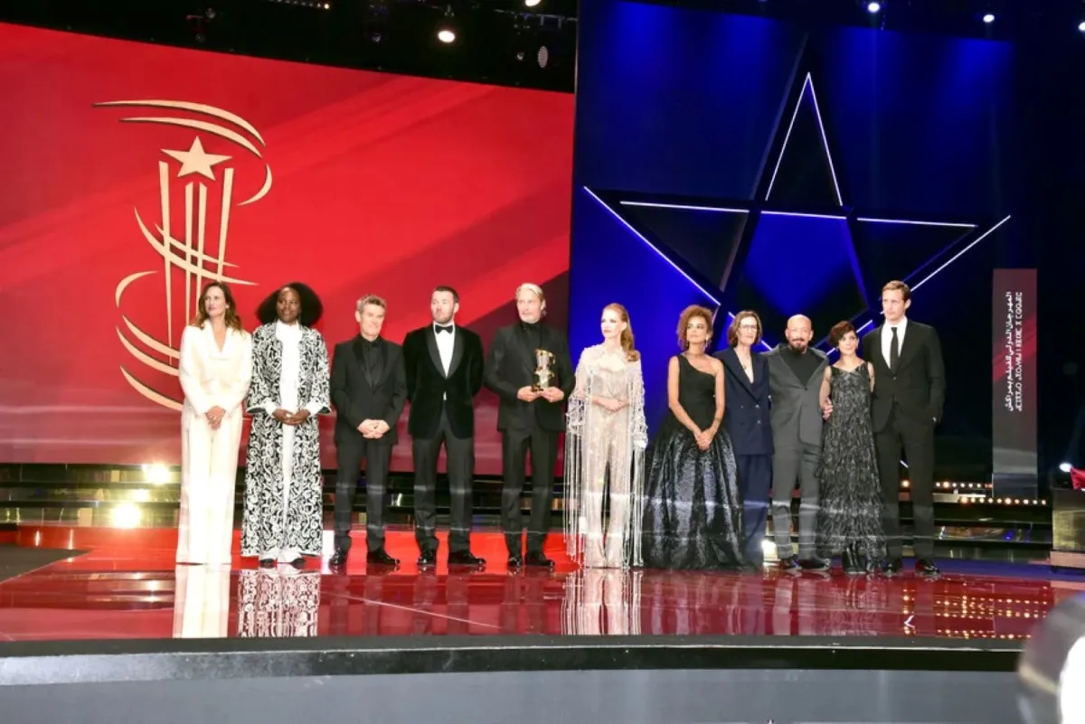 صورة جماعية للجنة التحكيم مع الممثل مادس ميكلسن المكرم في ختام الحفل