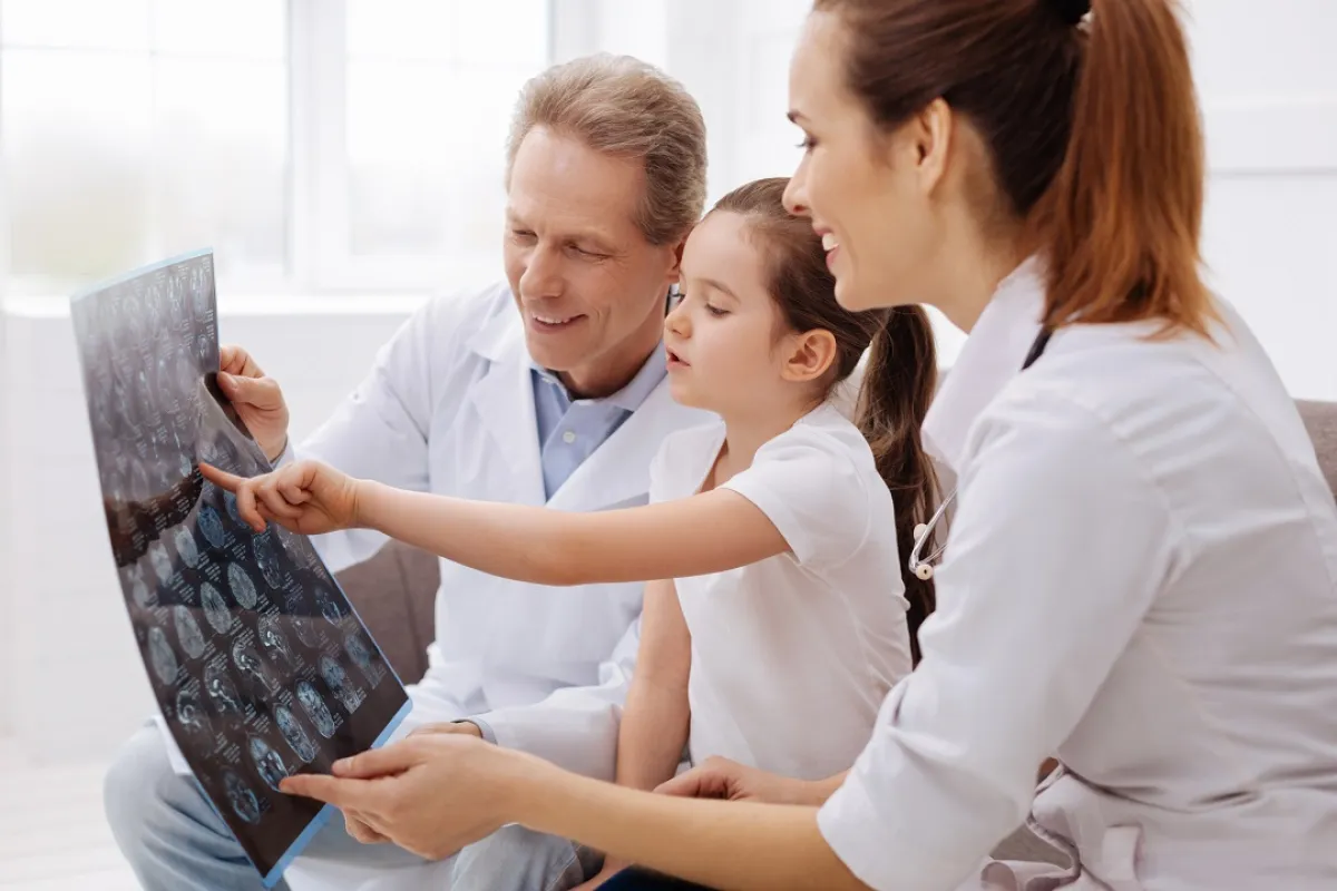 صورة لطفلة وأمها والطبيب