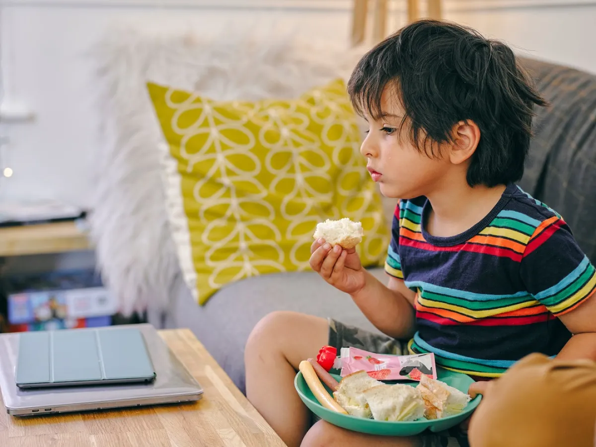صورة لطفل يتناول طعامه