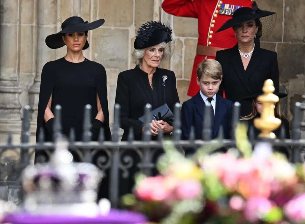 كيت ميدلتون وميغان ماركل مع الملكة كاميلا Kate Middleton and Meghan Markle with queen Camilla (مصدر الصورة: Oli SCARFF / POOL / AFP)