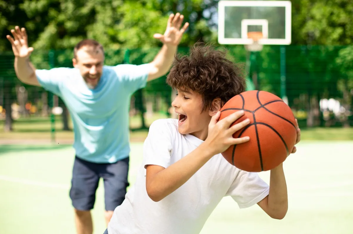 صورة لطفل يلعب مع والده