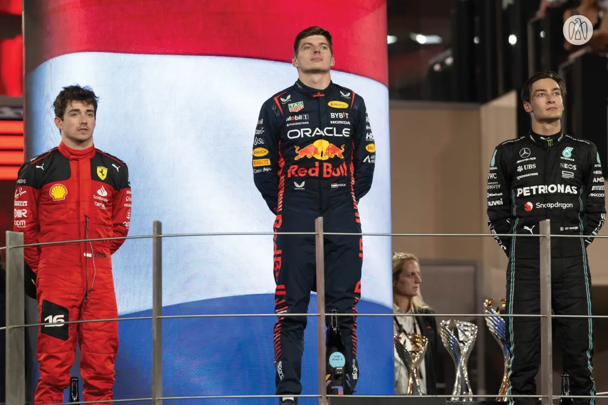 تتويج الفائز بلقب سباق جائزة الاتحاد للطيران الكبرى للفورمولا 1. الصورة من مكتب أبوظبي الإعلامي