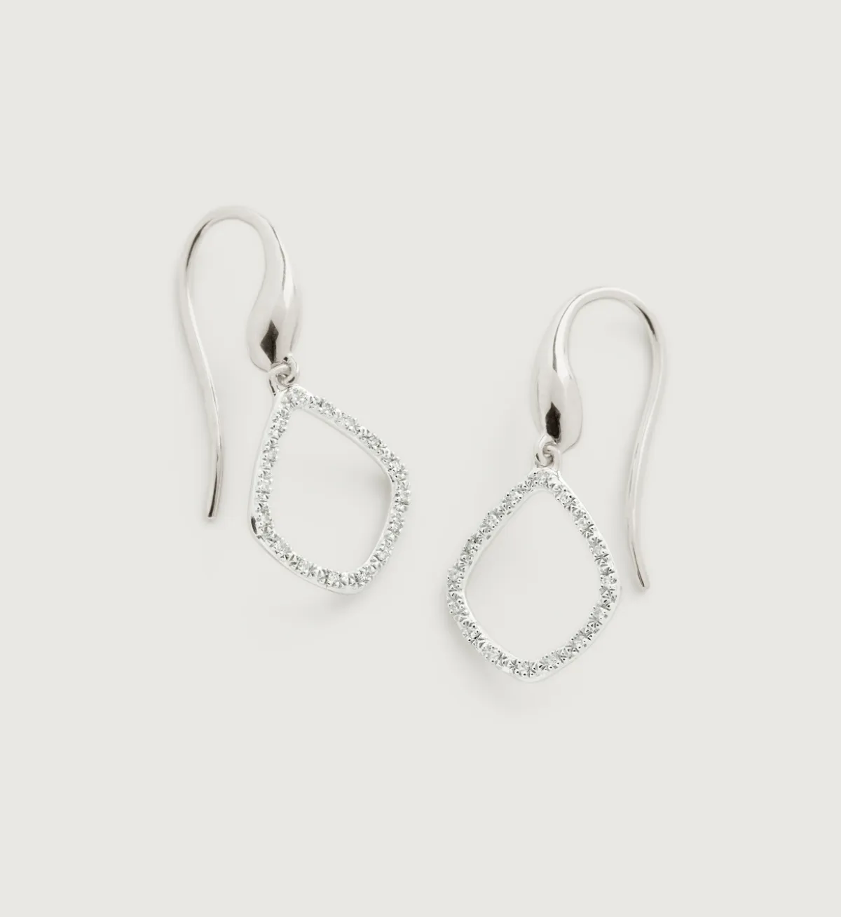 أقراط Riva Diamond Kite  من مونيكا فيندار Monica Vinader 