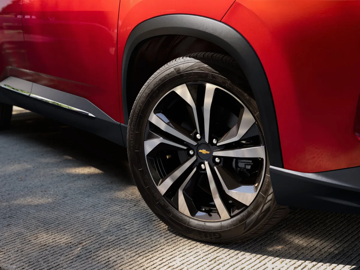 صورة إطارات السيارة