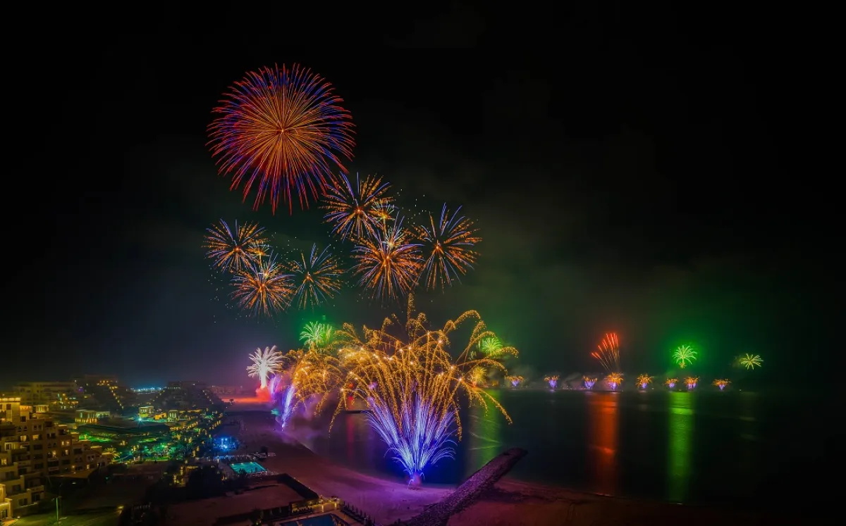 صورة لأضواء مبهرة احتفالاً باليوم الوطني