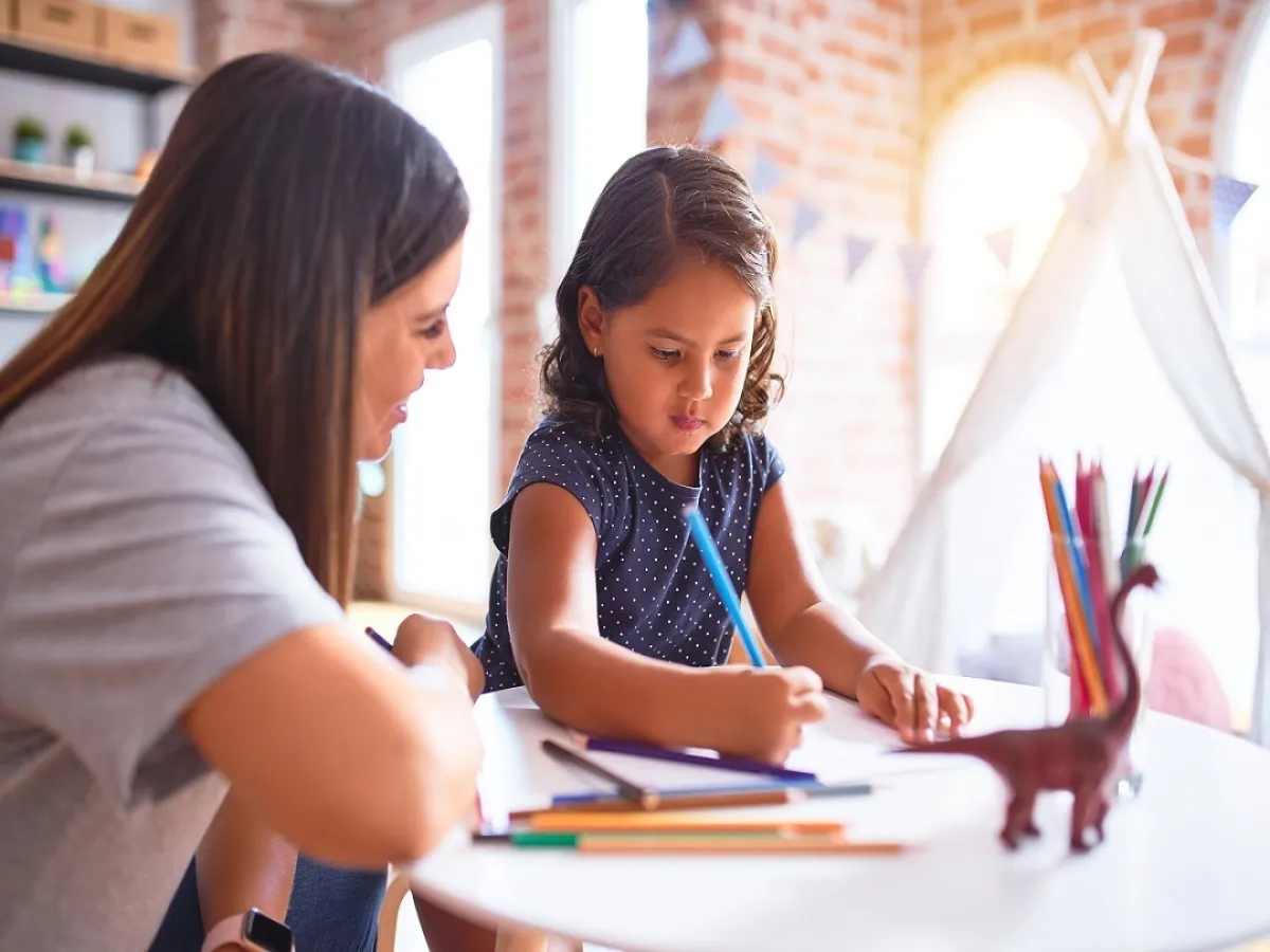 صورة لأم ترسم مع طفلتها