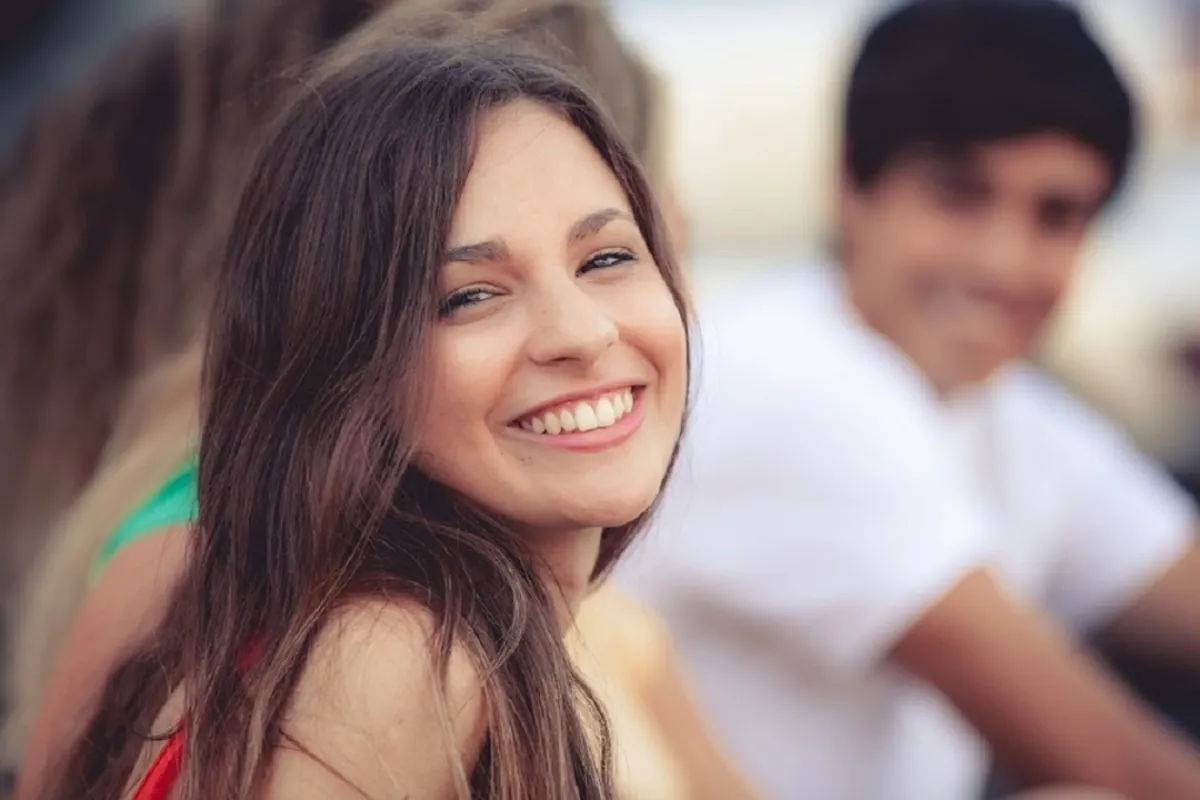 صورة لمراهقة واثقة ومتصالحة مع نفسها