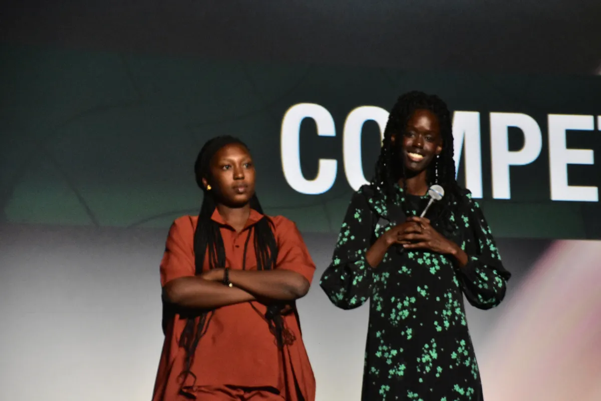 المخرجة السينغالية مع بطلة فيلم بانيل وأدما