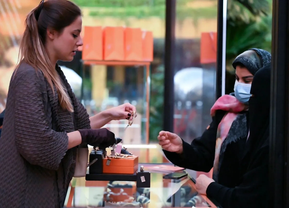 فريق فيري فيرنزي يستقبل زوار المتجر ويعرفهم على المجموعات والقطع الجديدة