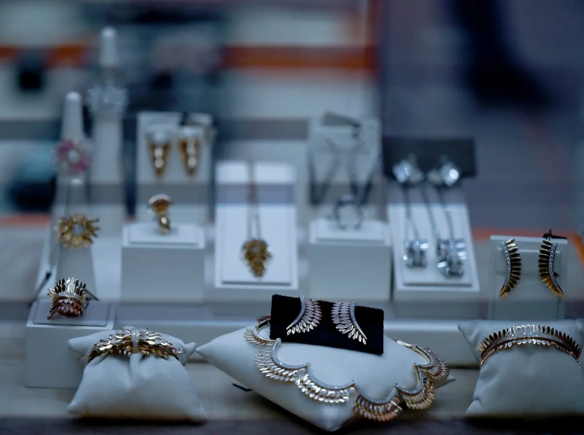 من المجموعات والقطع المعروضة ضمن المتجر