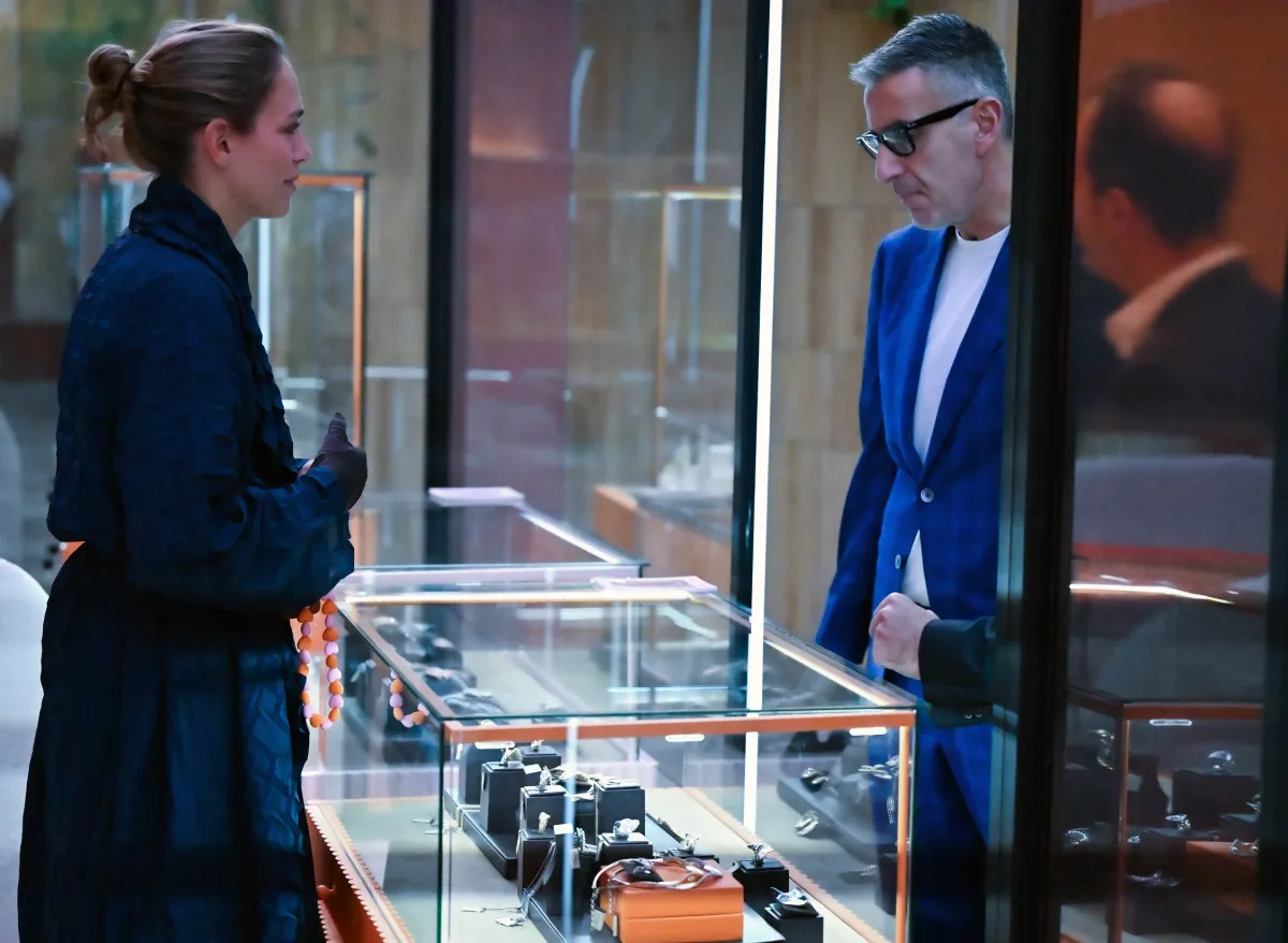 فريق فيري فيرنزي يستقبل زوار المتجر ويعرفهم على المجموعات والقطع الجديدة