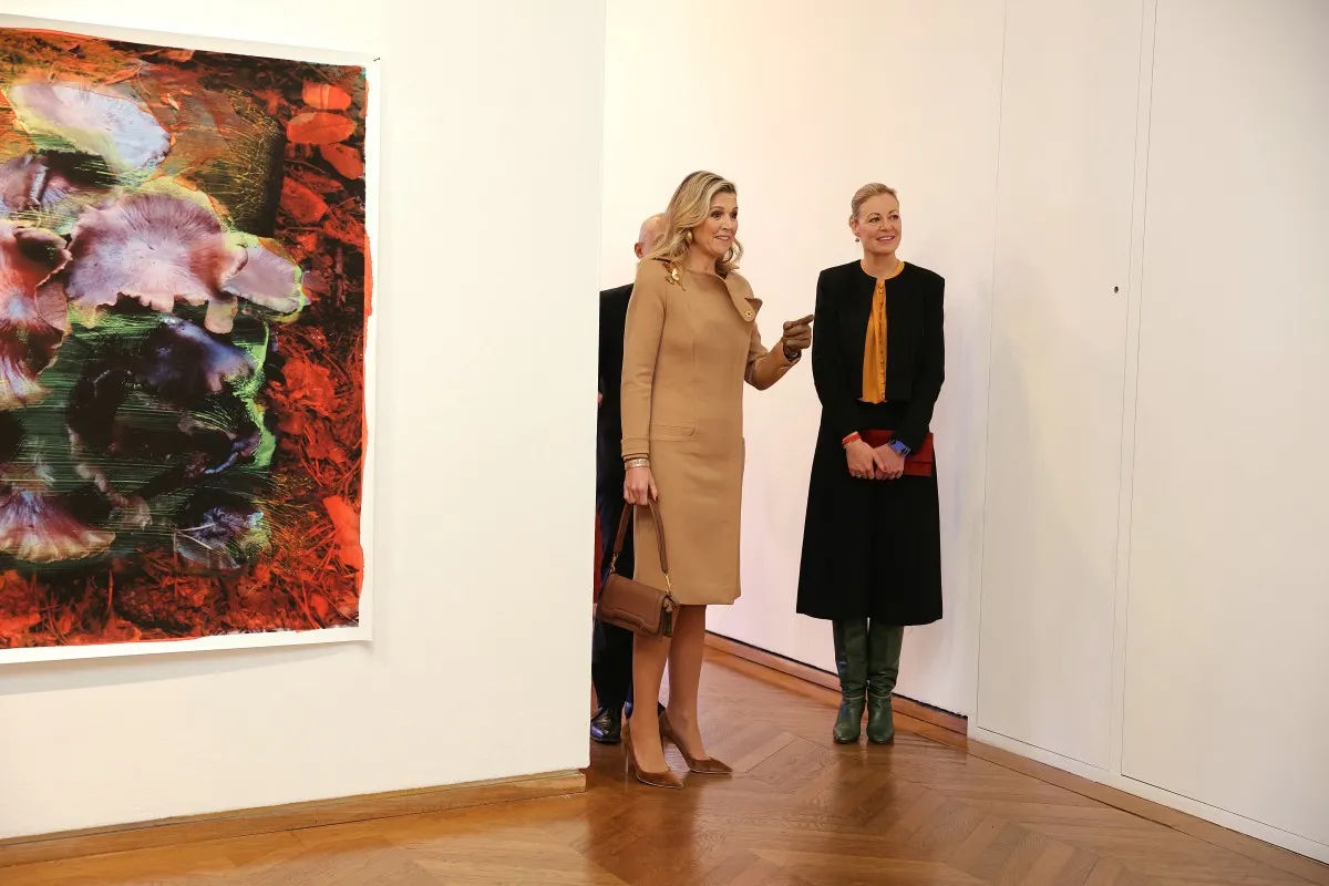ملكة هولندا ماكسيما Queen Maxima خلال حضور معرض للفنانة فيفيان ساسين Viviane Sassen، (مصدر الصورة : من Thomas SAMSON / AFP)