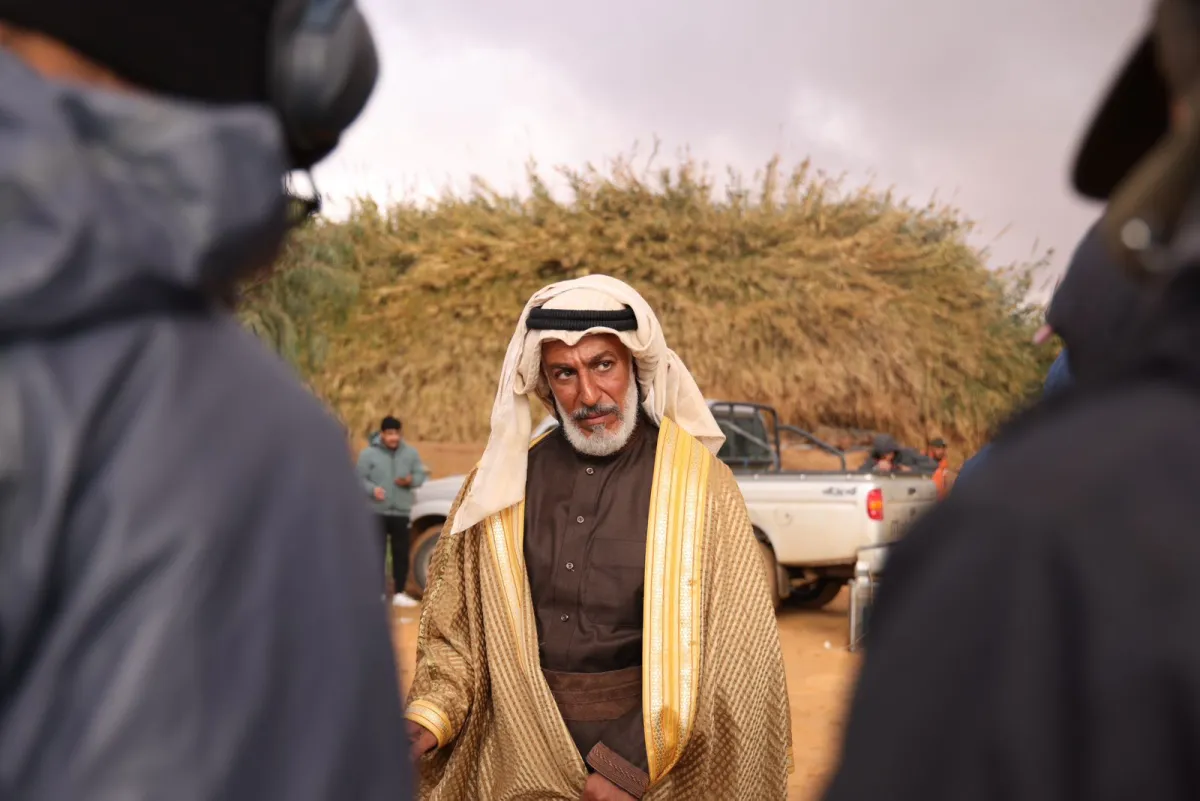 عبدالمحسن النمر في كواليس تصوير فيلم هجان - الصورة من المركز الإعلامي للفيلم 
