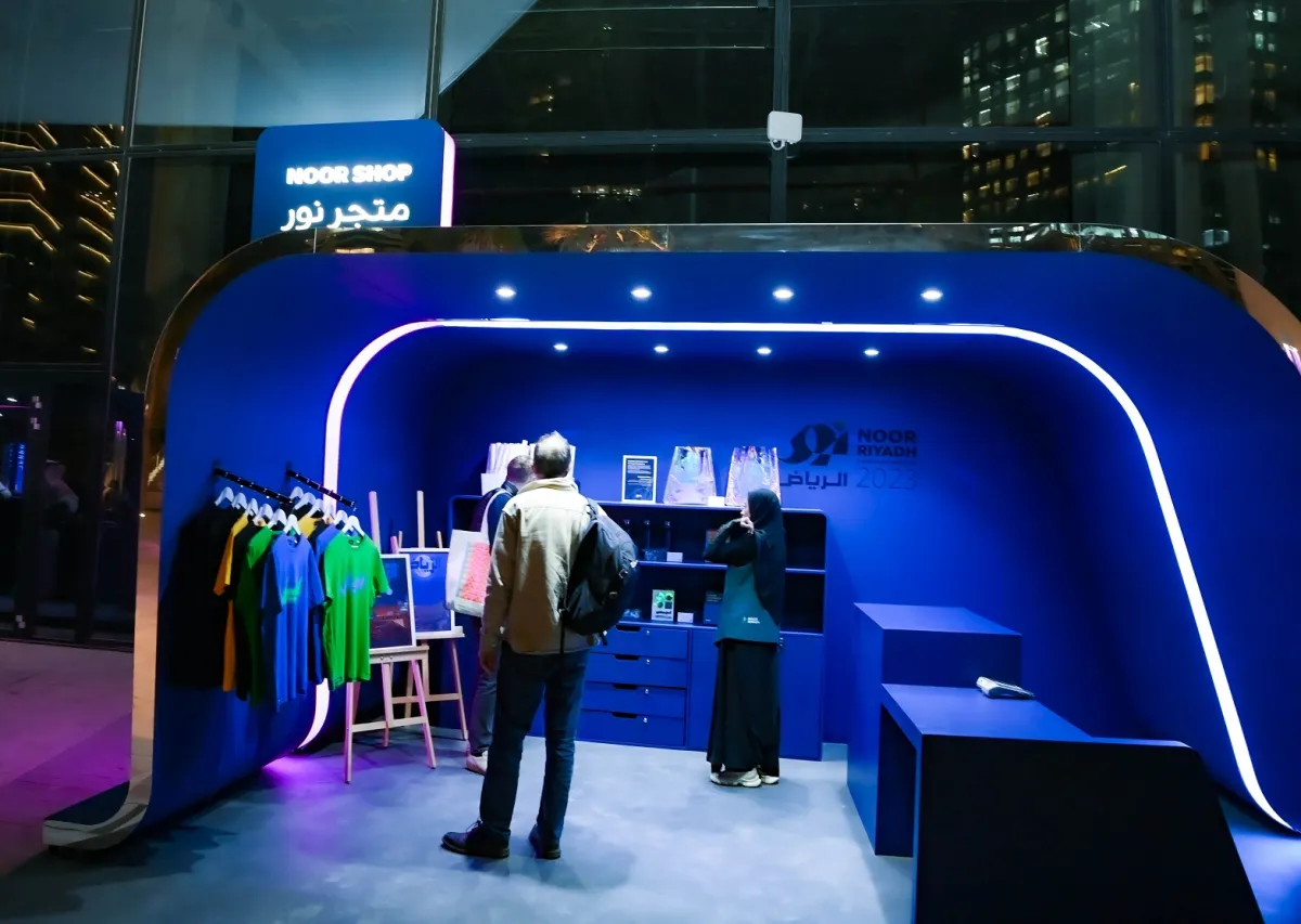 متجر للأغراض والملابس التي تحمل شعار الحدث