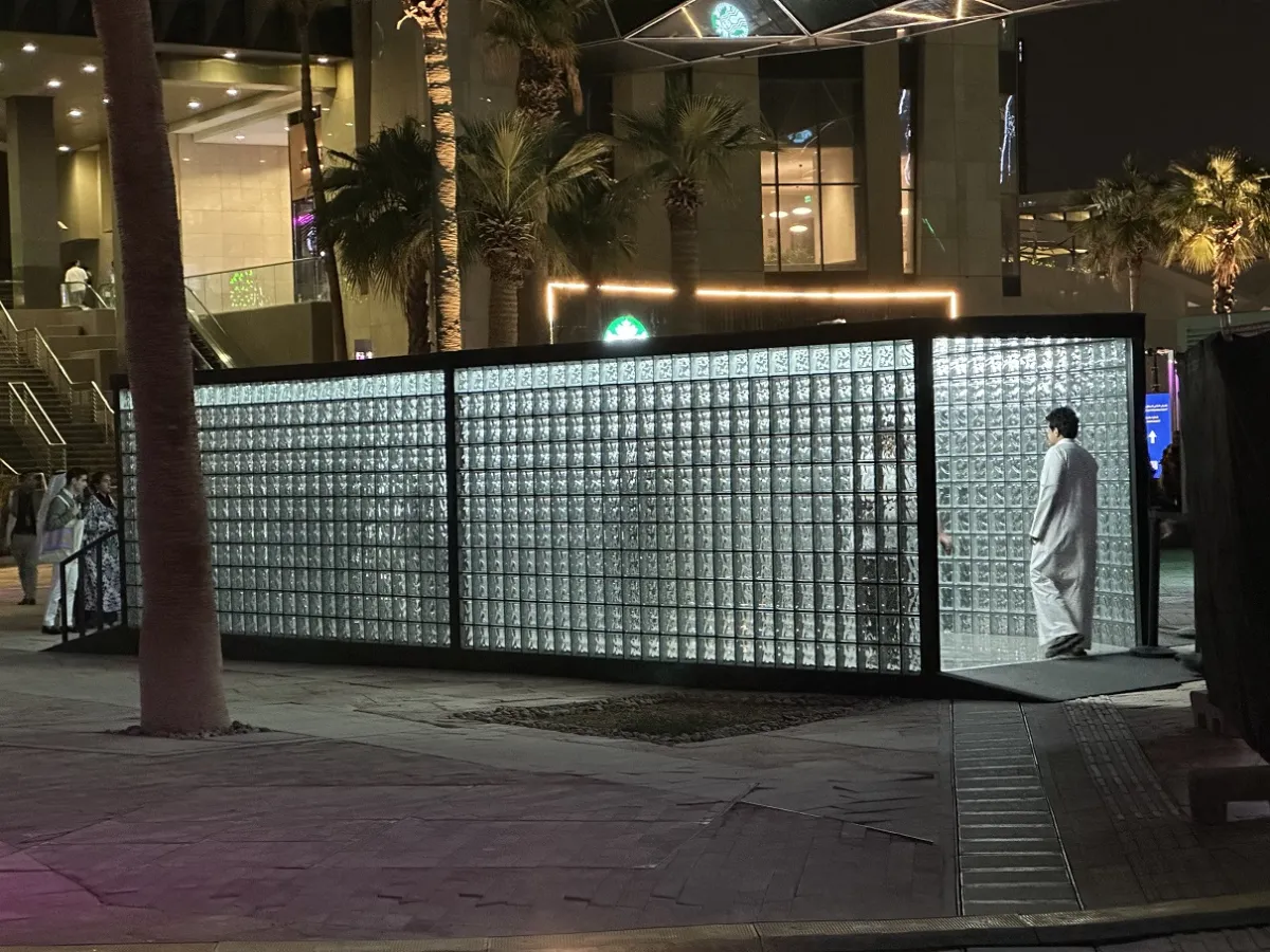 من الأعمال المعروضة في كافد