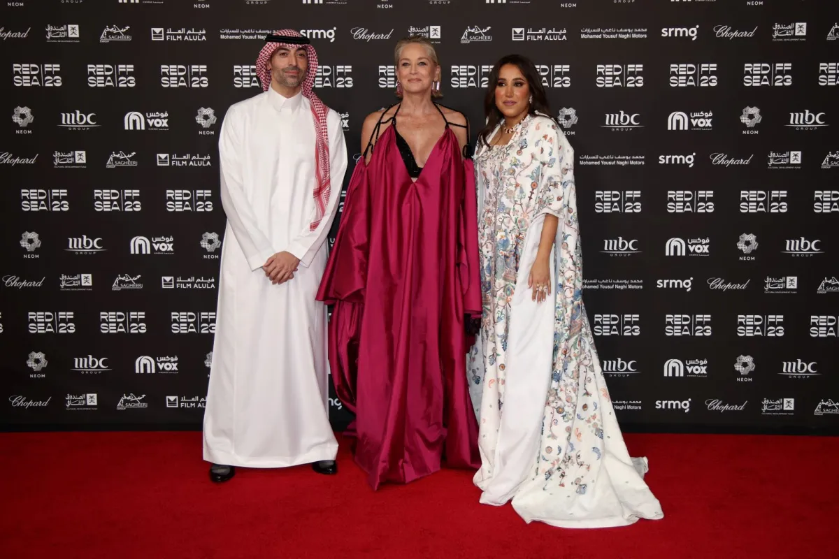 مهرجان البحر الأحمر السينمائي2023 ،من اليمين الأستاذة جمانا الراشد ،النجمة شارون ستون ، والأستاذ محمد التركي( مصدر الصورة: Daniele Venturelli/Getty Images for The Red Sea International Film Festival)