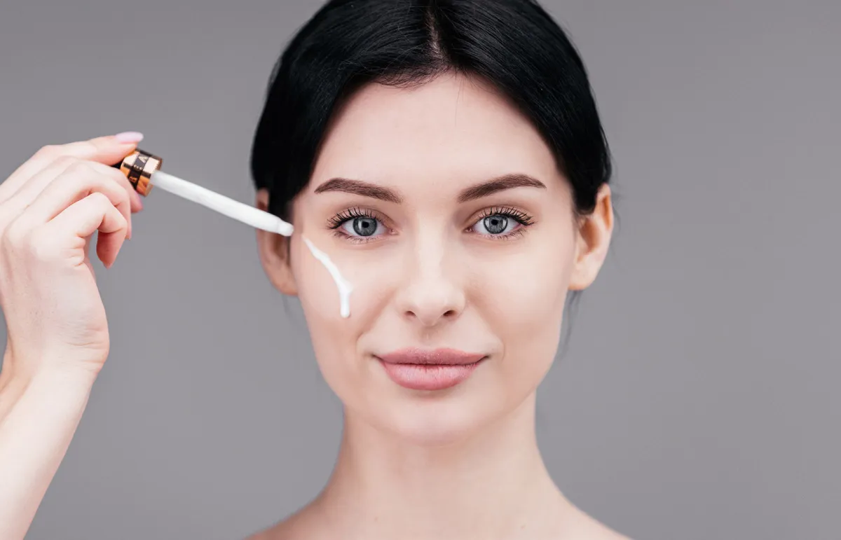 فوائد حليب اللوز للبشرة كثيرة من بينها محاربة التجاعيد والخطوط الدقيقة - الصورة من Shutterstock 